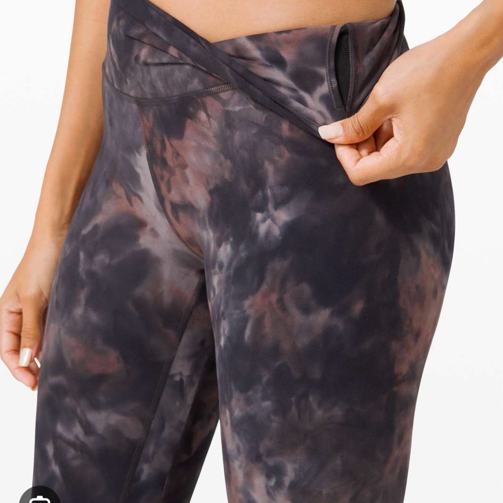 Lululemon Unlimit HR Crop 23” *keyhole*